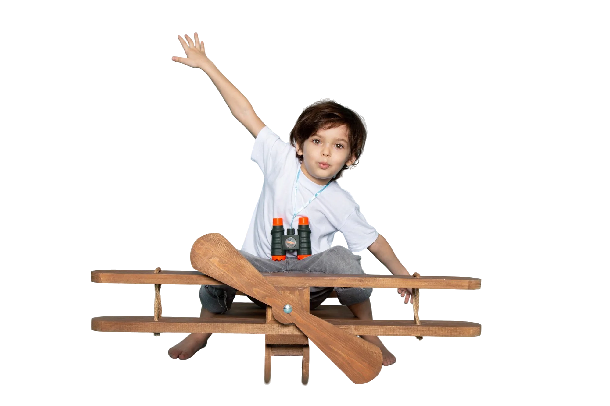Garçon jouant sur un avion en bois, jouets sélectionnés et notés par 123Jouets