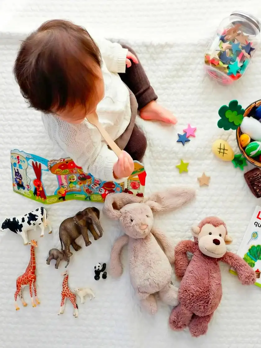 Bébé jouant avec des jouets éducatifs Montessori