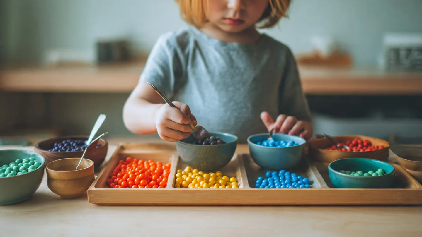 Activité de transvasement Montessori pour travailler la motricité fine (2–4 ans)