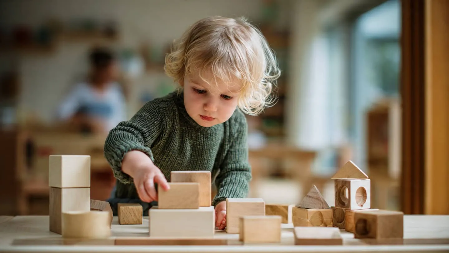 Enfant de 2 ans apprenant par la manipulation et l’expérimentation libre