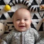 Bébé jouant avec un tapis d'éveil coloré