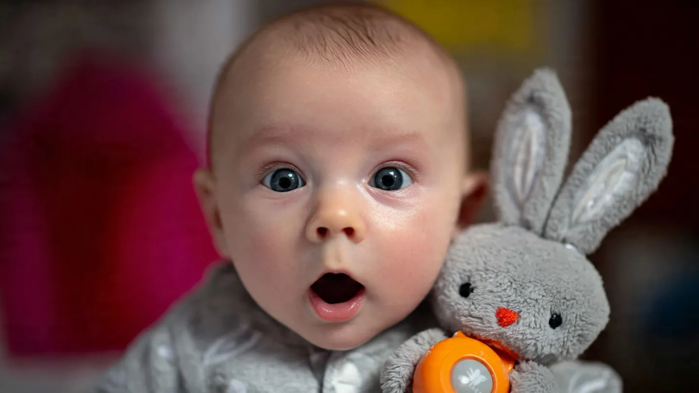 Bébé réagissant à un hochet sonore