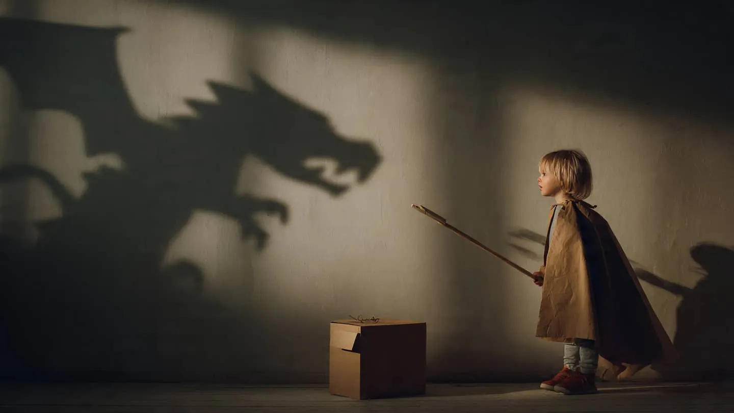 enfant déguisé carton imagination jeu libre intérieur