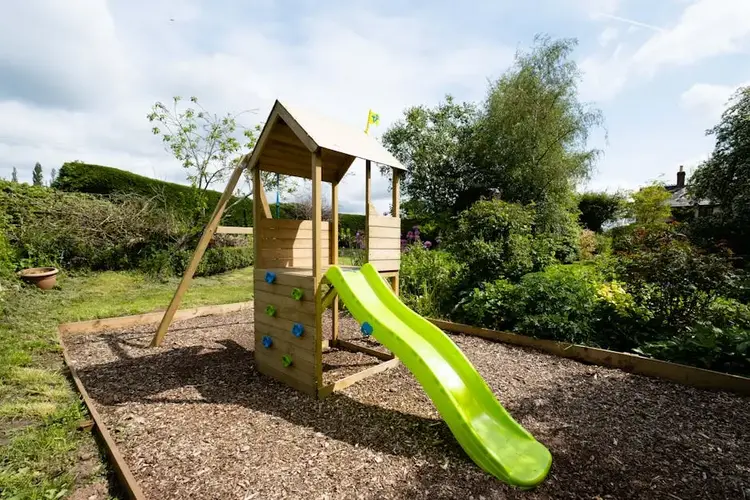 Cabane de jardin avec toboggan pour enfant
