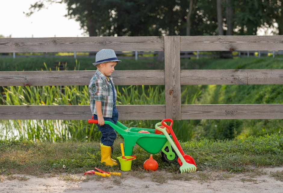 Enfant jouant avec des jouets dans le jardin