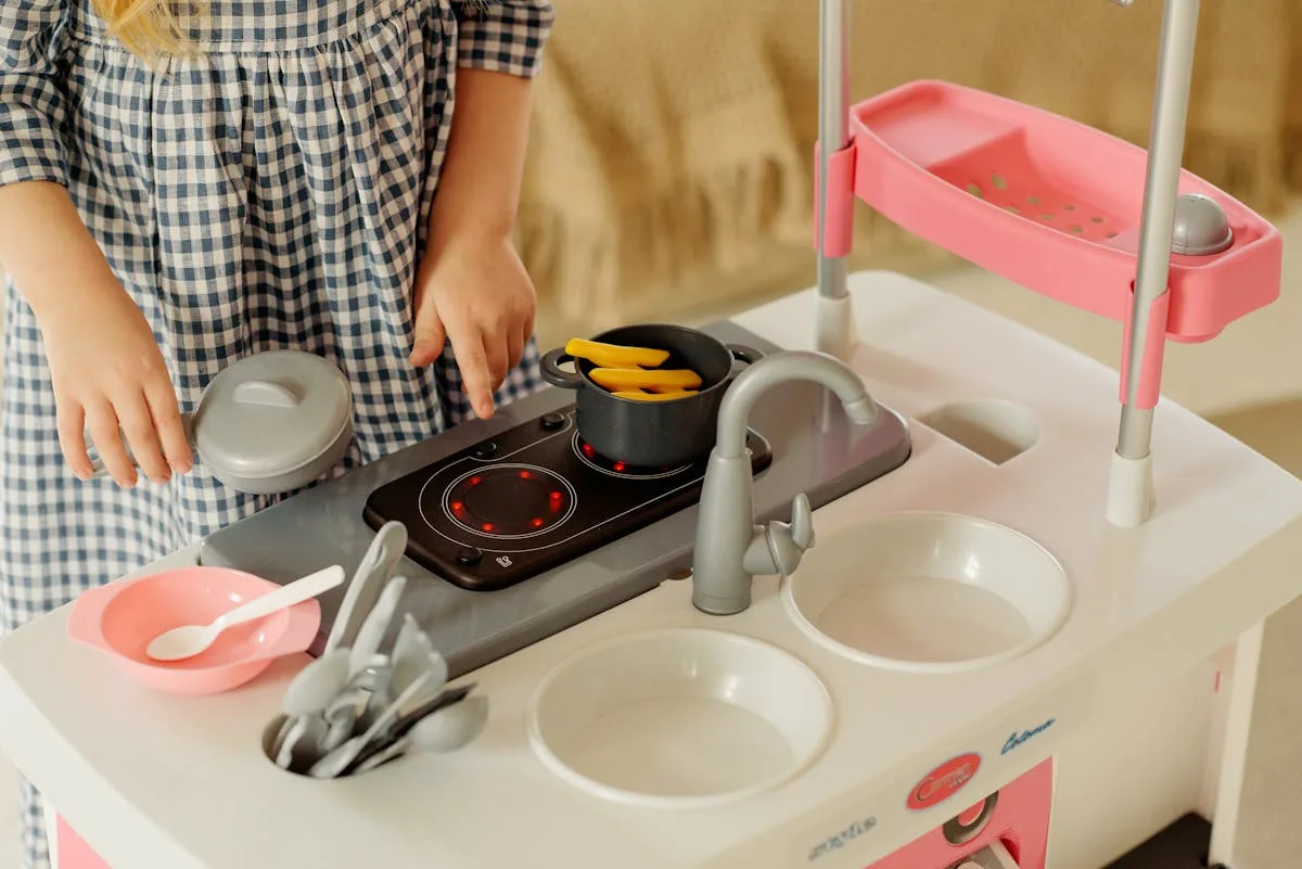 Jeu symbolique à 3 ans : enfant jouant à la dinette