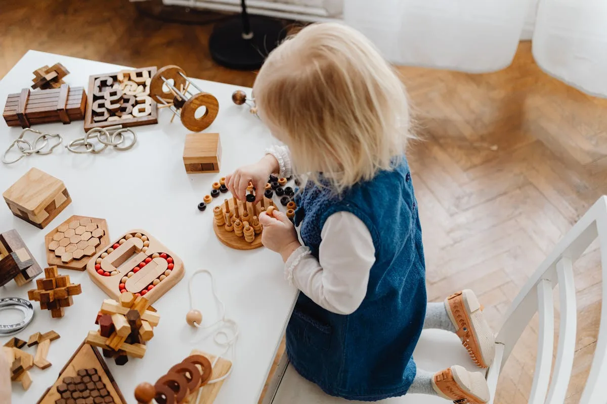Motricité fine à 3 ans : enfant manipulant des jouets en bois éducatifs