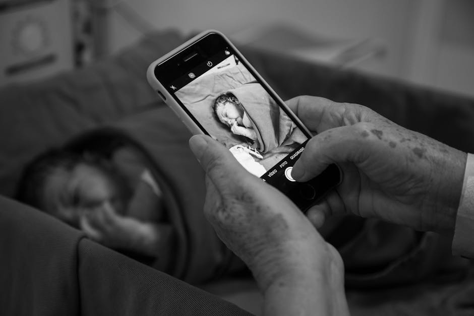 Nouveau-né stimulé par un mobile contrasé noir et blanc