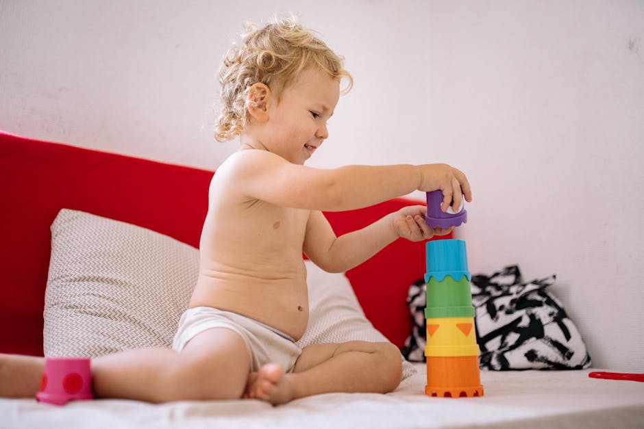 Enfant empilant des cubes colorés pour développer la coordination