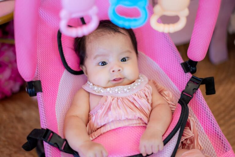 Bébé dans un transat jouant avec ses premiers jouets
