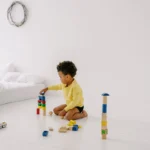 Jouet enfant 3 ans : enfant jouant avec des cubes en bois colorés