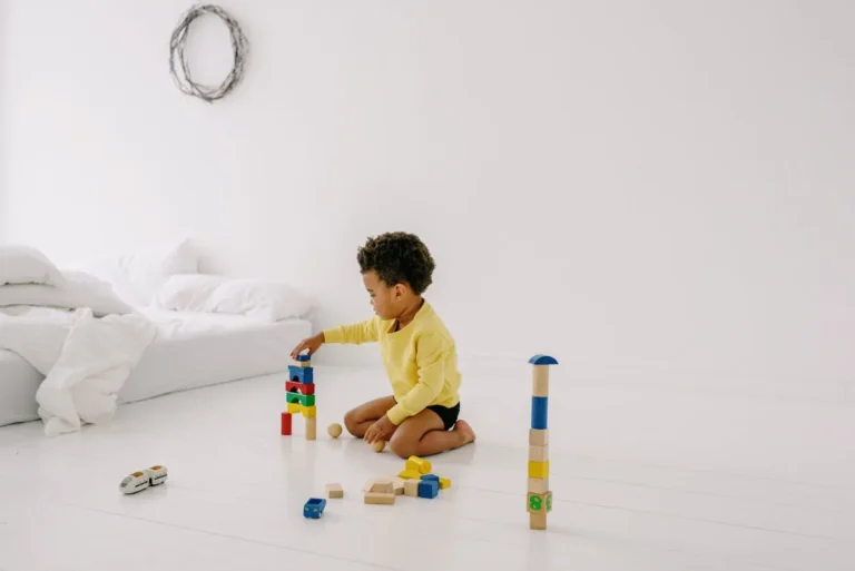 Jouet enfant 3 ans : enfant jouant avec des cubes en bois colorés