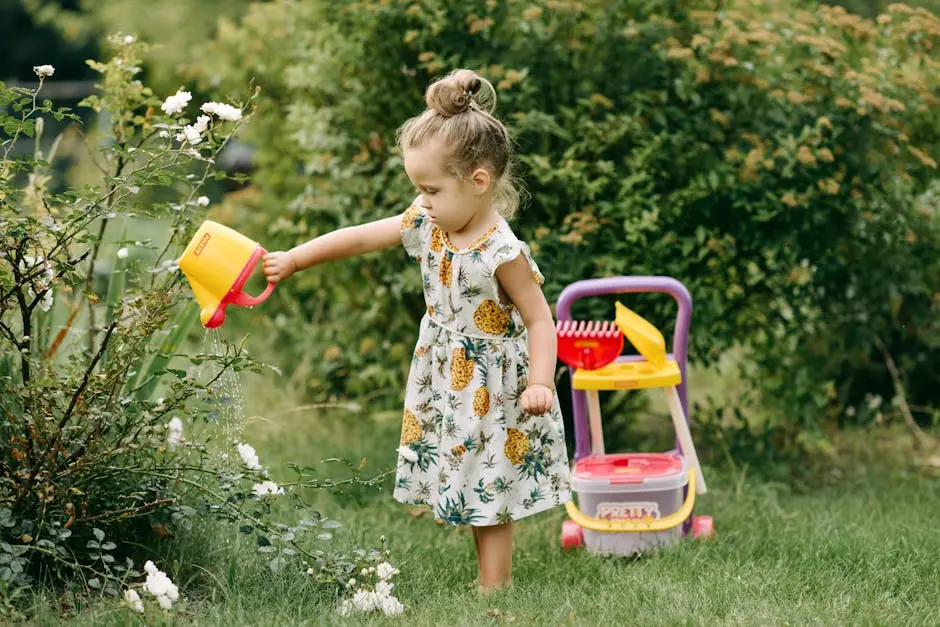 Petite fille arrosant son jardin avec un jouet