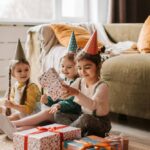 Cadeau enfant 2 ans : enfants ouvrant leurs cadeaux d'anniversaire