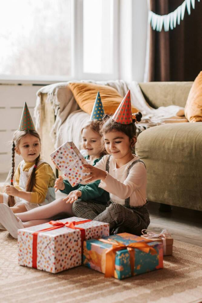 Cadeau enfant 2 ans : enfants ouvrant leurs cadeaux d'anniversaire