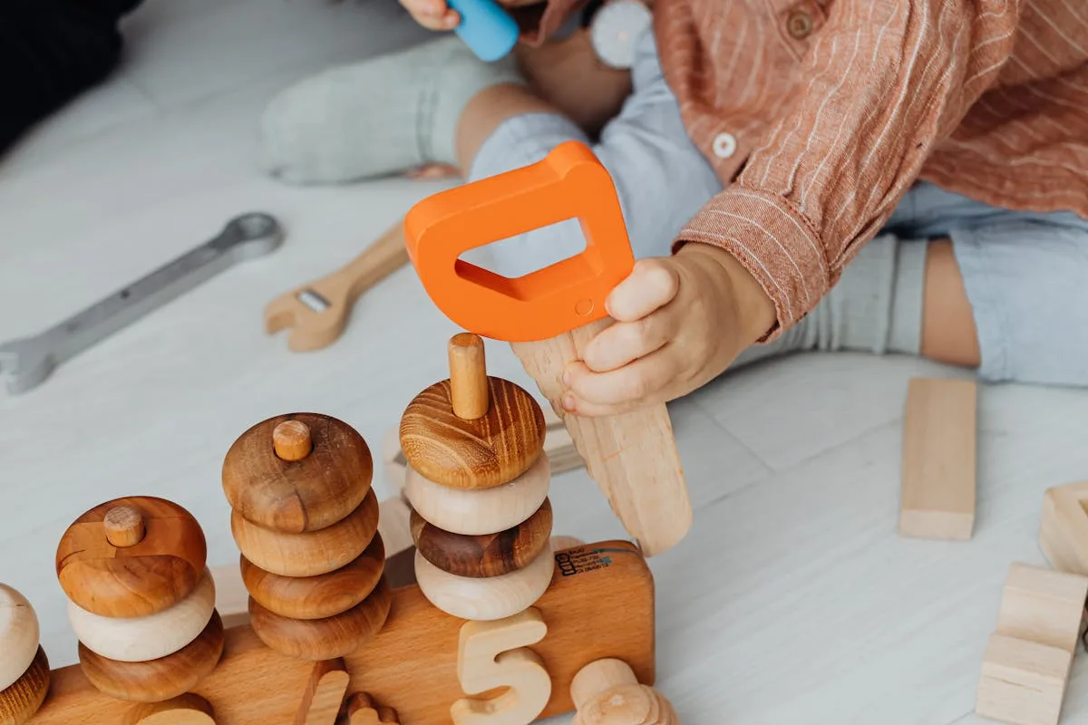 Activité pédagogique Montessori avec jouets éducatifs en bois pour enfant