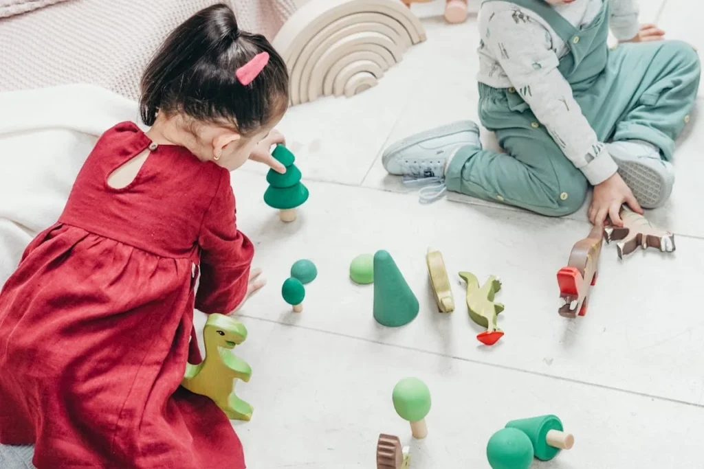 Sélection de jeux éducatifs pour enfants Montessori disposés sur une table
