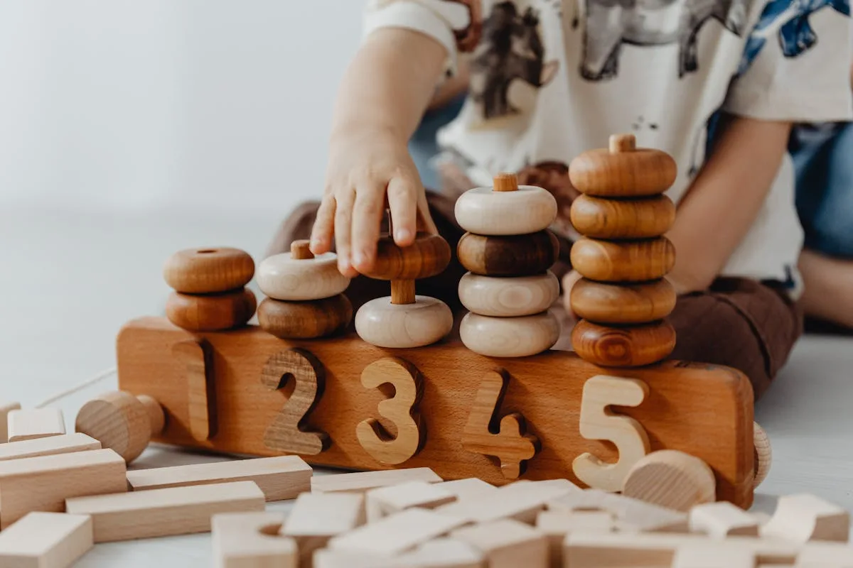 Apprentissage Montessori des chiffres et formes avec des blocs en bois naturel