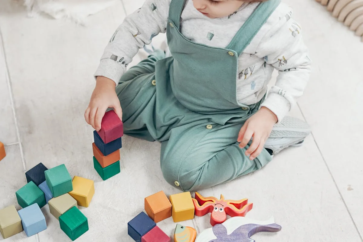 Enfant autonome en activité Montessori explorée librement sur le sol