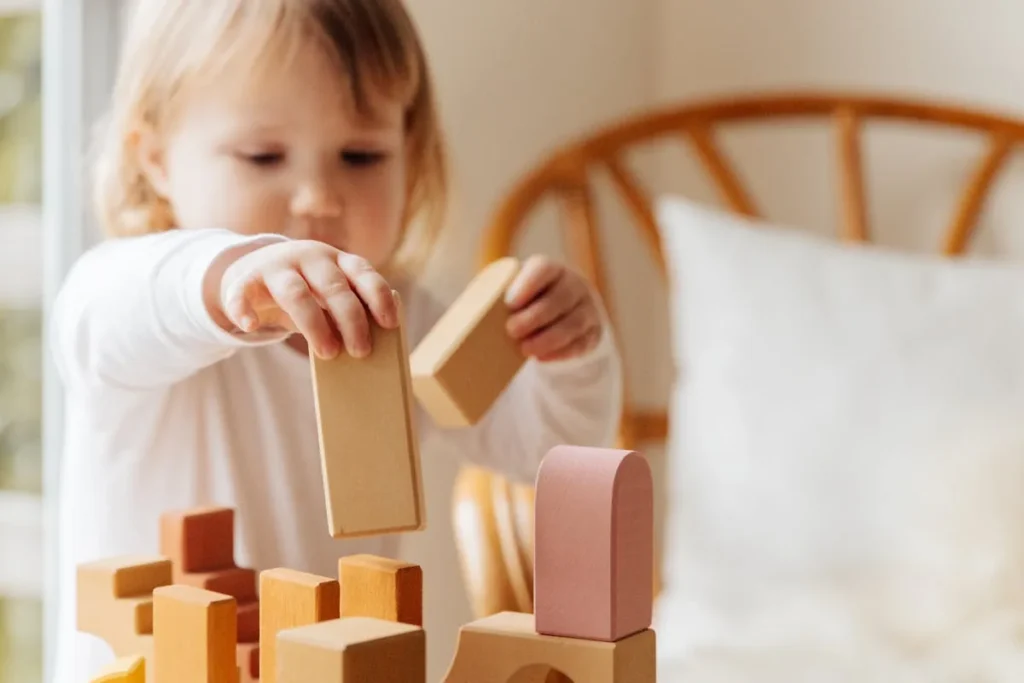 Enfant concentré sur une activité Montessori avec jeux de développement