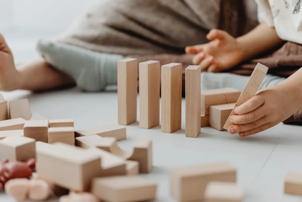 Jeux Montessori organisés et rangés dans des boîtes de rangement en bois