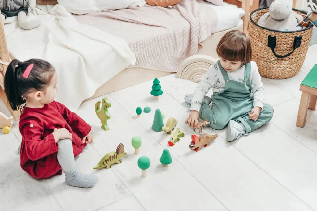Bébé pendant une activité Montessori d'éveil sensoriel