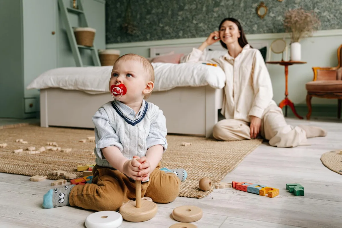 Bébé garçon 1 an jouant avec des blocs en bois éducatifs