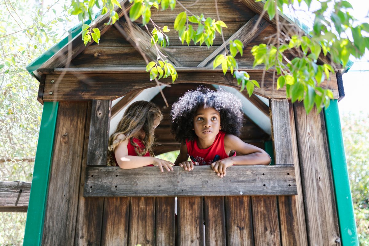 kit cabane en bois pour enfant installée dans un jardin arboré