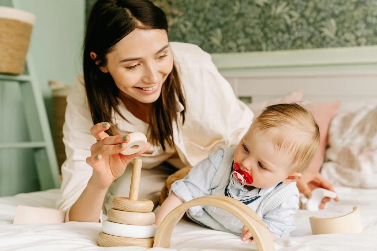 Idée cadeau bébé 1 an - mère et bébé jouant avec des jouets en bois