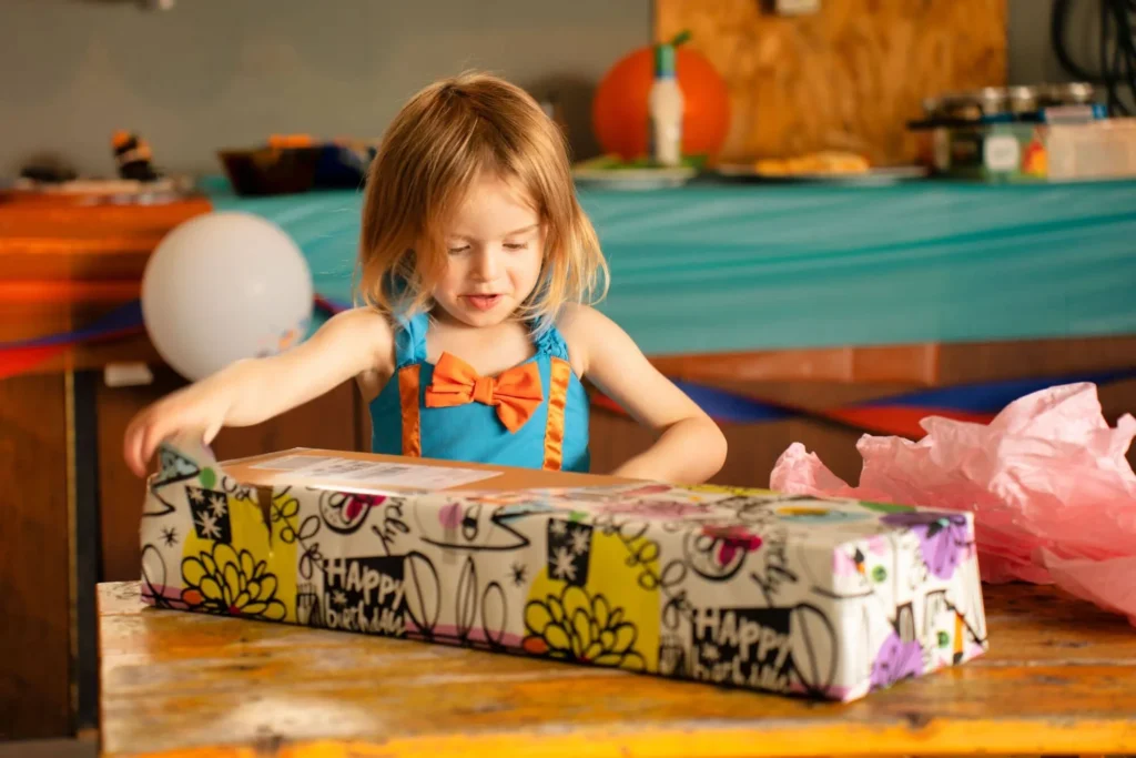 Petite fille de 3 ans ouvre un cadeau