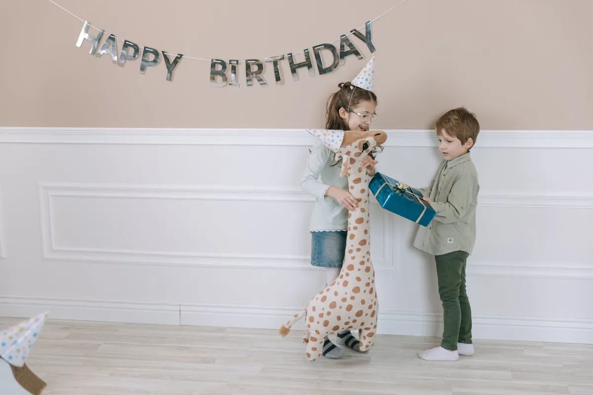 Enfants échangeant des cadeaux et jouets pour anniversaire 3 ans