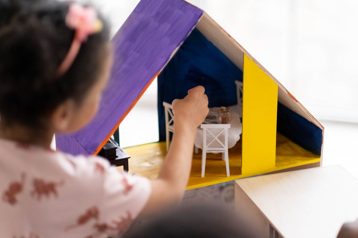 enfant de 5 ans jouant avec un jeu éducatif