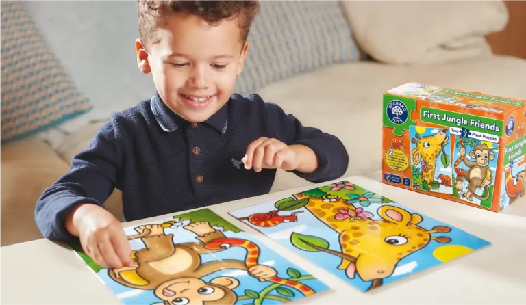 Un enfant de 3 ans totalement absorbé par son puzzle — un signe que le jeu est bien calibré à son âge