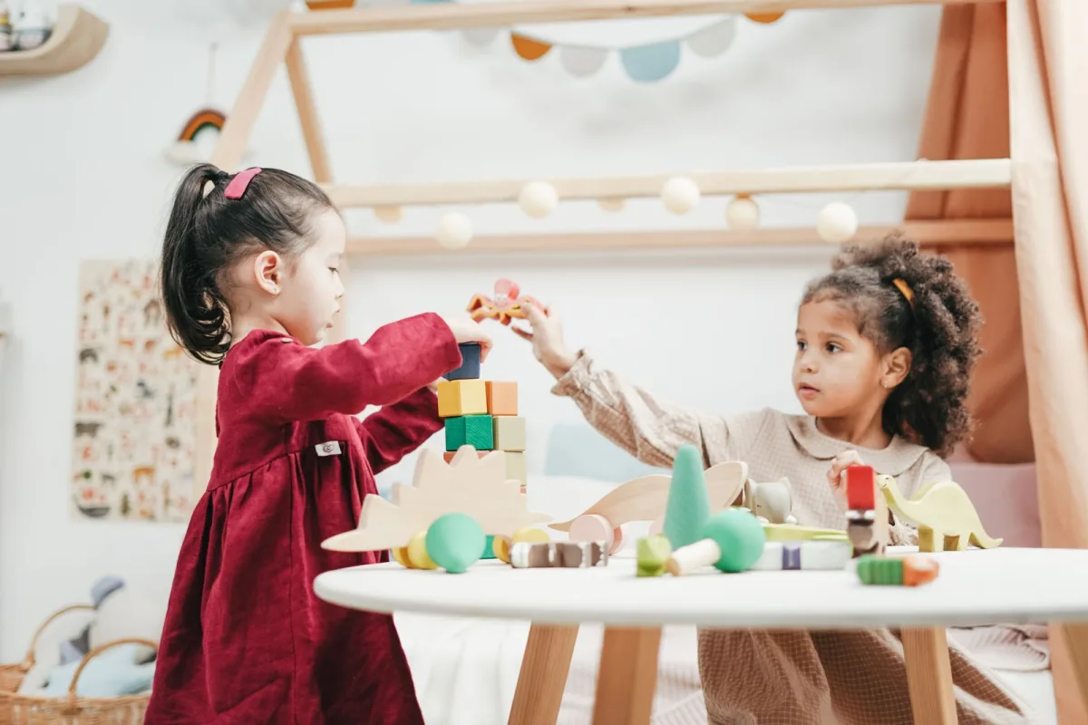 Enfant de 2 ans jouant avec des blocs de construction en bois colorés