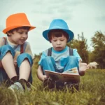 Enfant de 2 ans jouant à l’extérieur - développement moteur et découverte