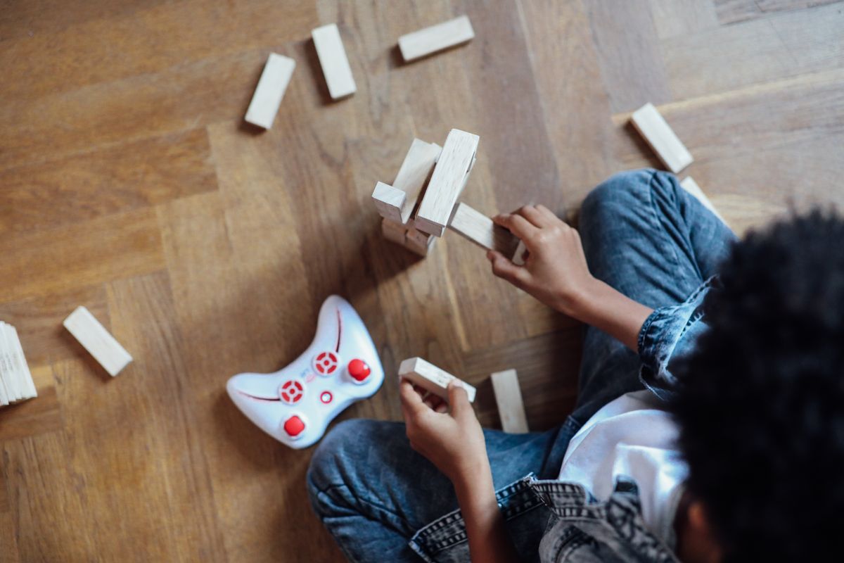 Jeu de construction en bois en forme de maison