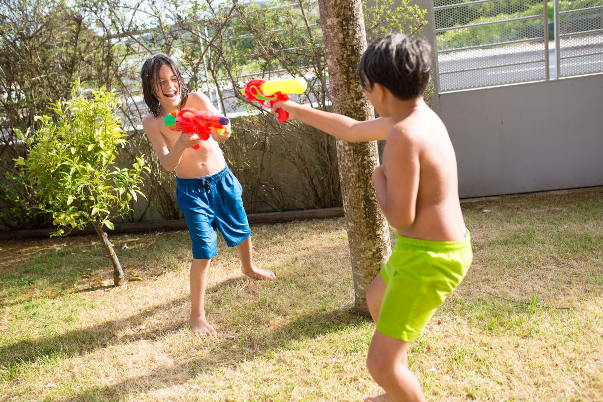 Jeux d'eau extérieurs pour enfant : pistolet à eau dans le jardin