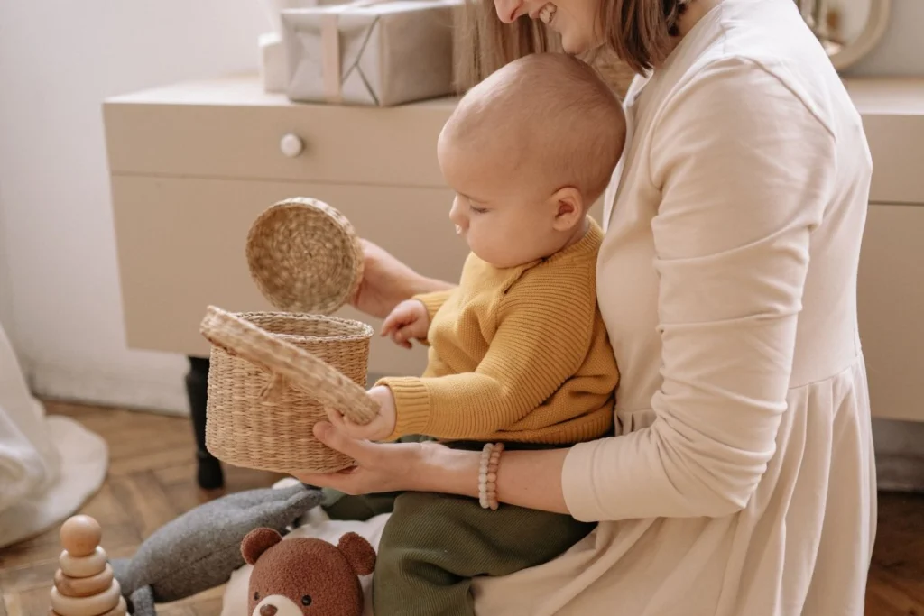 Mère et enfant jouant avec des jouets éducatifs Montessori