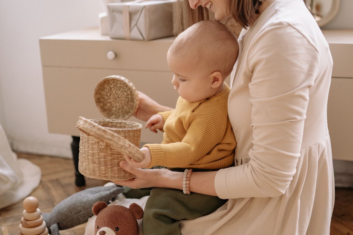 Mère et bébé jouant ensemble à la maison avec des jouets colorés