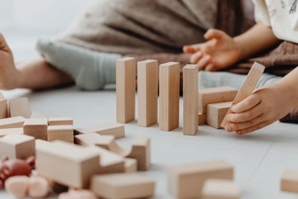 Enfant de 2 ans explorant des jeux Montessori
