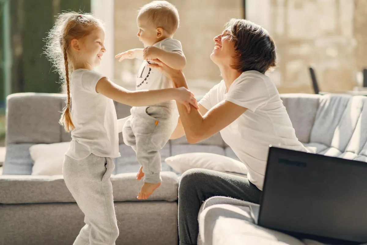 Mère jouant avec ses enfants à la maison - jeux à faire sans achat