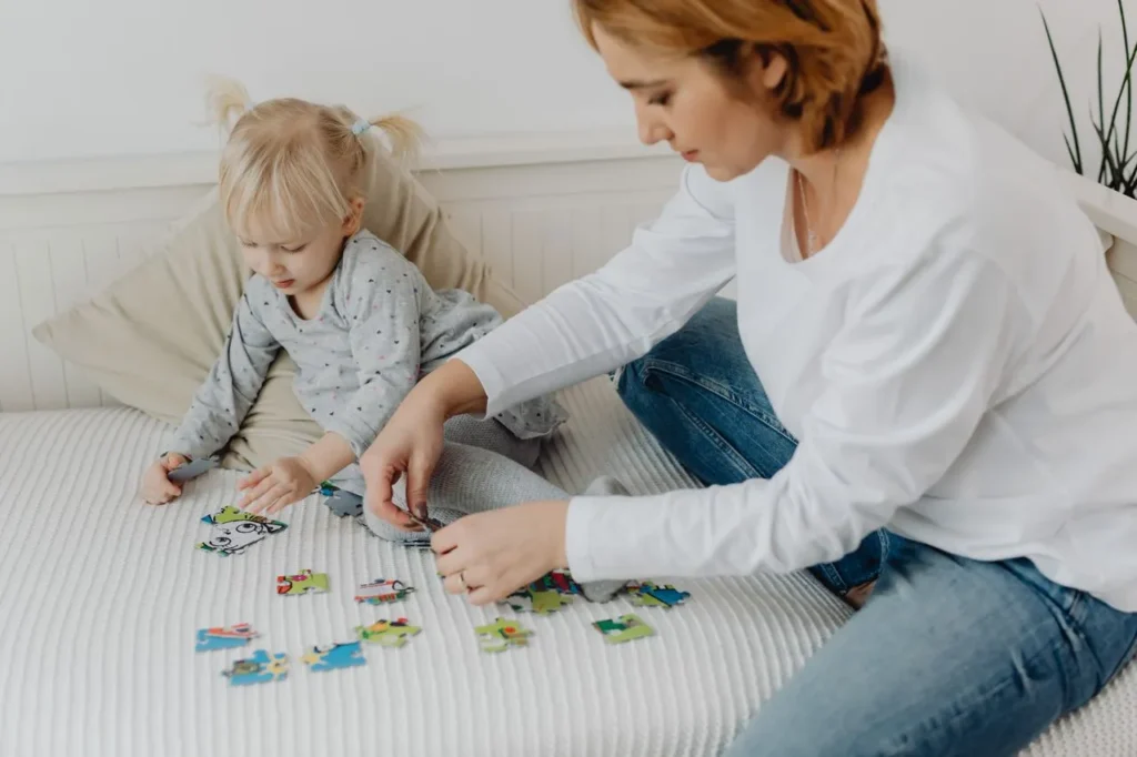 Mains d’un enfant manipulant des pièces de puzzle en bois