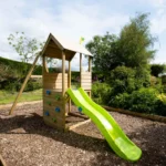 Toboggan enfant installé dans un jardin familial