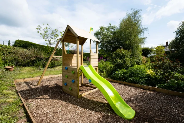 Toboggan enfant installé dans un jardin familial