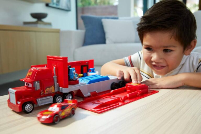 Camion Disney Cars Mack Transporteur transformable