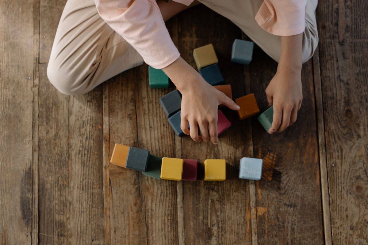 Cube d'éveil sensoriel pour bébé 6 mois textures variées miroir sonnette