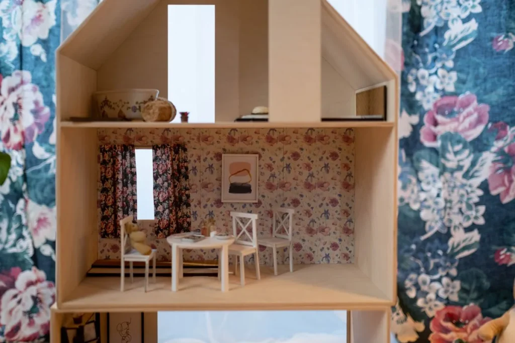 Intérieur d’une maison de poupée en bois meublée avec du mobilier miniature