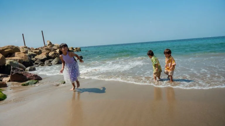 Enfants en vacances au bord de la mer