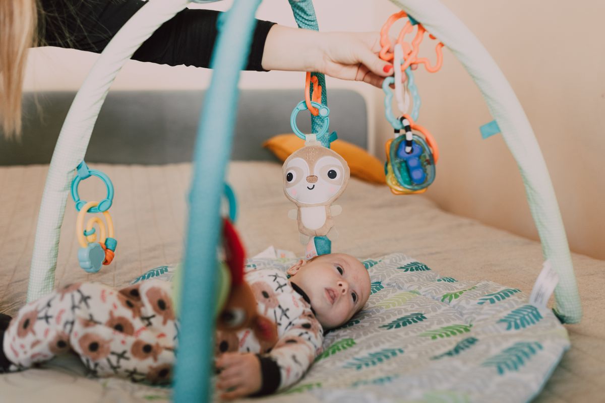 Tapis d'éveil avec arche pour bébé 6 mois jouets suspendus colorés