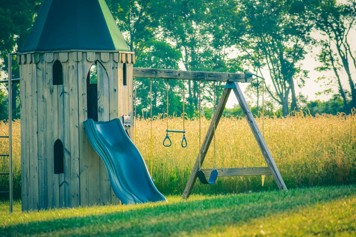 Toboggan en bois avec portique intégré pour jardin